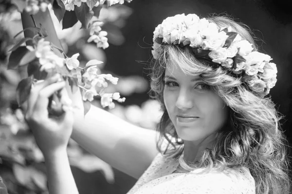 Girl next to a flowering tree — Stock Photo, Image