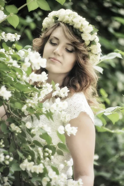 一棵开花的树旁边的女孩 — 图库照片