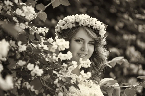 Lány mellett egy virágzó fa — Stock Fotó