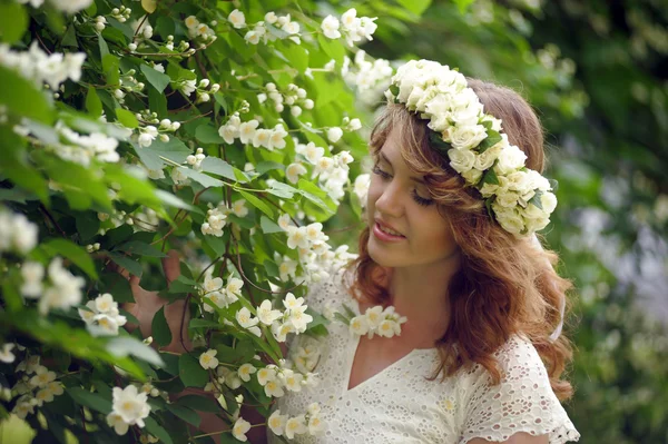 Girl next to a flowering tree — Stock Photo, Image