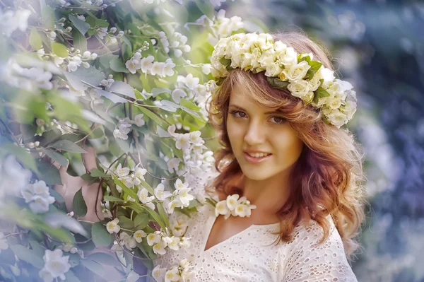 꽃 나무 옆에 있는 여자 — 스톡 사진