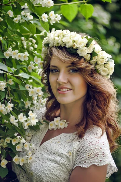 Girl next to a flowering tree — Stock Photo, Image