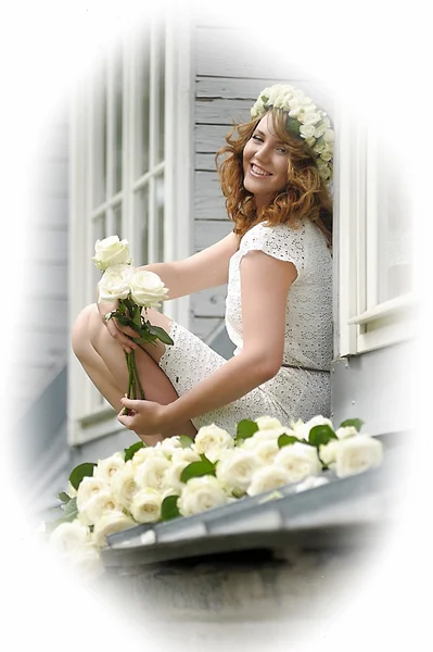 Kvinna med en vita rosor och en krans på huvudet — Stockfoto