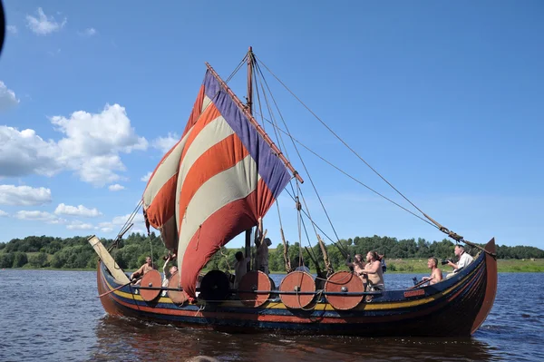 Vikingská loď na řece — Stock fotografie