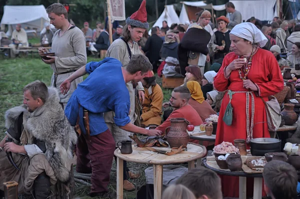 Les gens lors d'un événement dédié à la reconstruction de la vie des Vikings — Photo