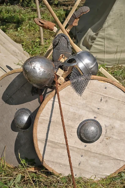 Antica armatura vichinga sull'erba — Foto Stock