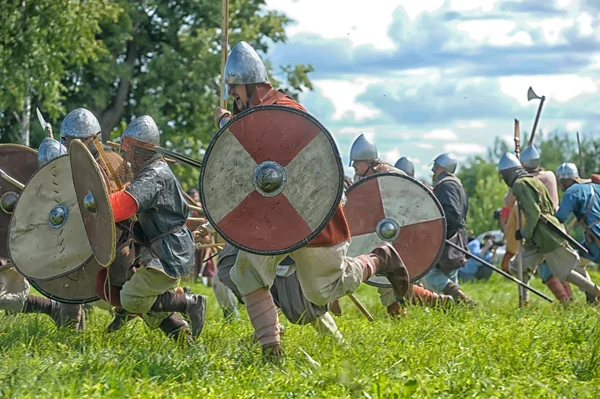 Människor i återuppbyggnaden av historiska händelser — Stockfoto