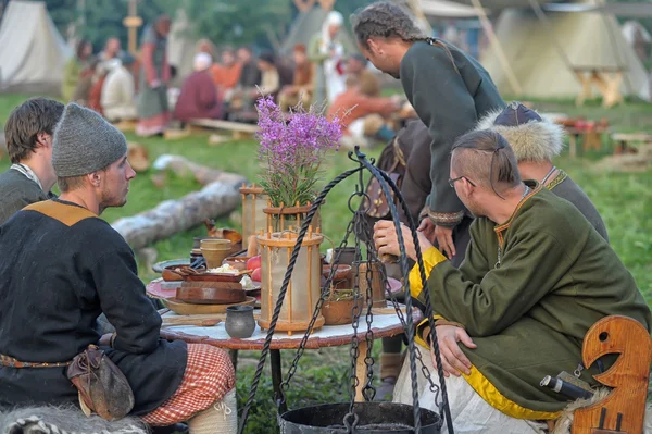 Les gens dans la reconstruction des événements historiques — Photo