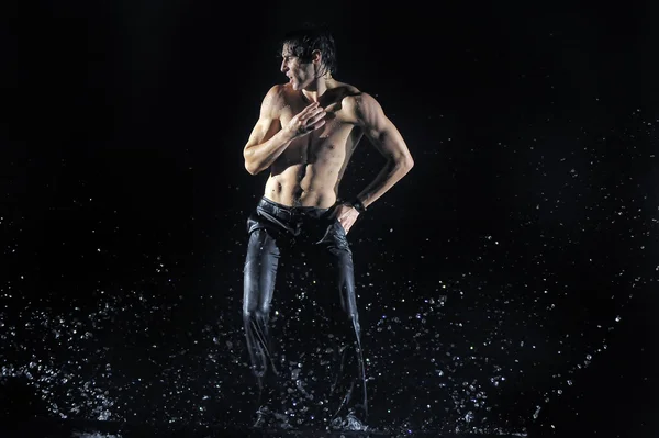 雨の中で男性ダンサー — ストック写真