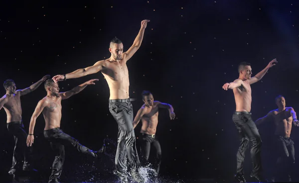 Mužské tanečníky v dešti — Stock fotografie
