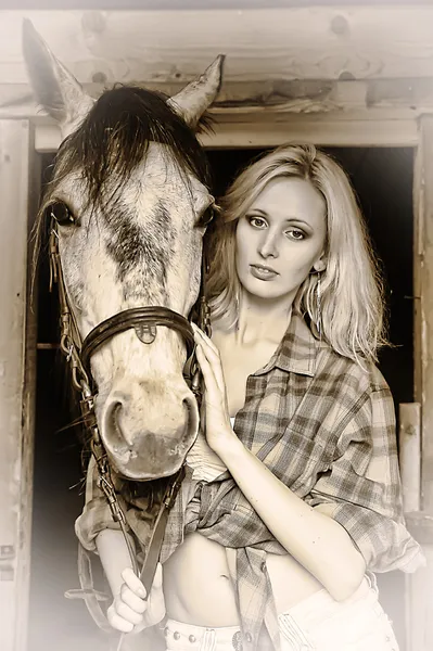 Sexy blonde met een paard — Stockfoto