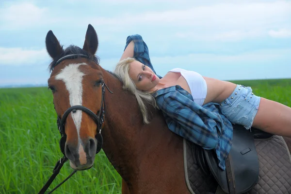 Sexig blondin med en häst — Stockfoto