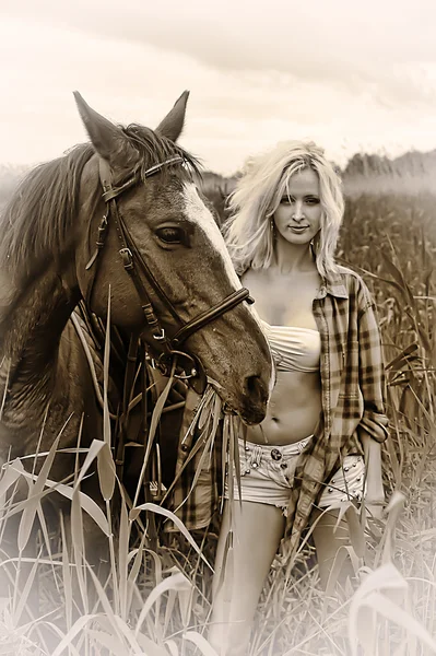 Sexig blondin med en häst — Stockfoto