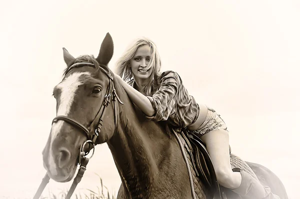 Blonde sexy avec un cheval — Photo