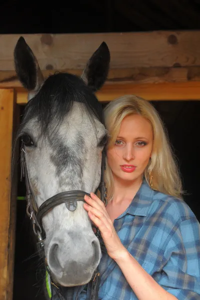 馬とセクシーなブロンド — ストック写真