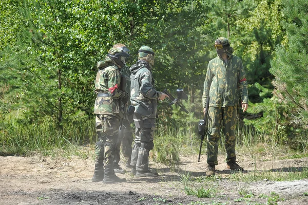 Menschen spielen Paintball — Stockfoto