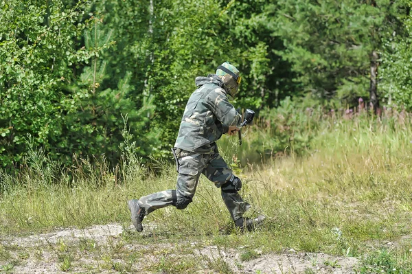 Gente jugando paintball — Foto de Stock