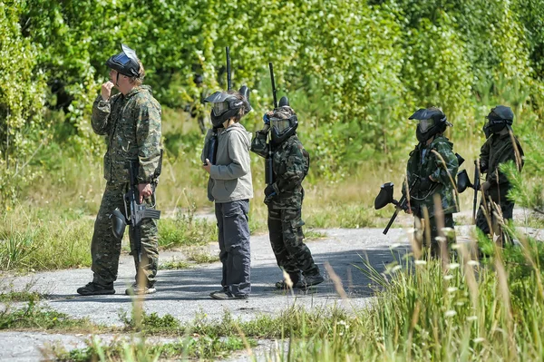 People playing paintball — Stock Photo, Image