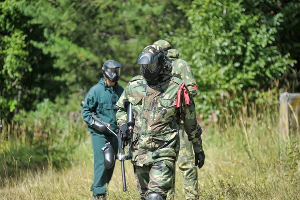 Lidé hrají paintball — Stock fotografie