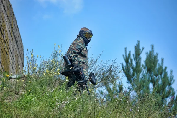 Pessoas jogando paintball — Fotografia de Stock