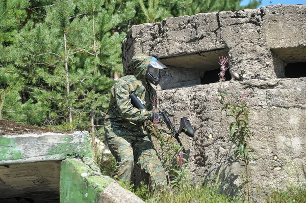 Menschen spielen Paintball lizenzfreie Stockfotos