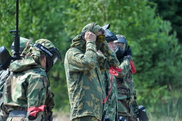 Menschen spielen Paintball Stockbild