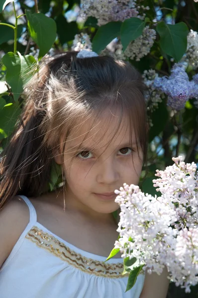 Fille avec printemps lilas fleurs — Photo