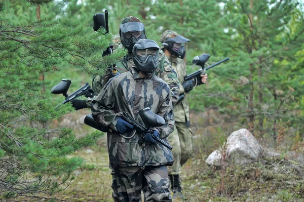 Pessoas jogando paintball — Fotografia de Stock