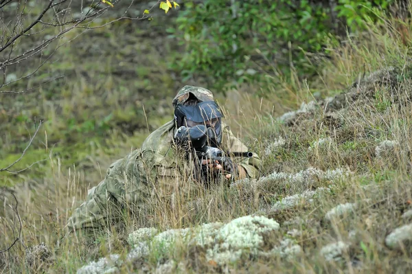 Pessoas jogando paintball — Fotografia de Stock