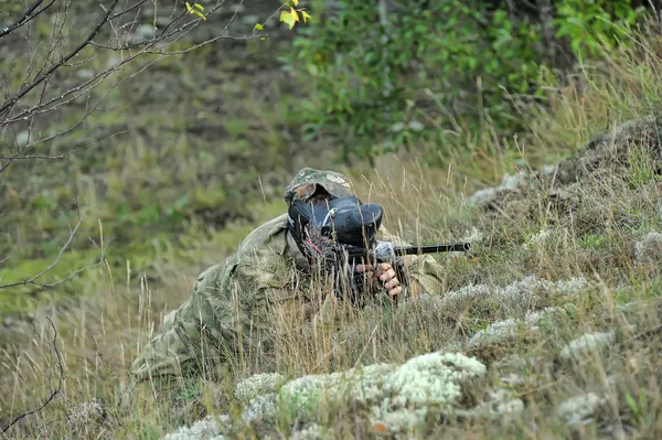 Ludzie grający w paintball — Zdjęcie stockowe