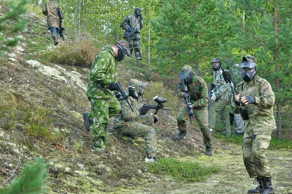 Mensen die paintball spelen — Stockfoto