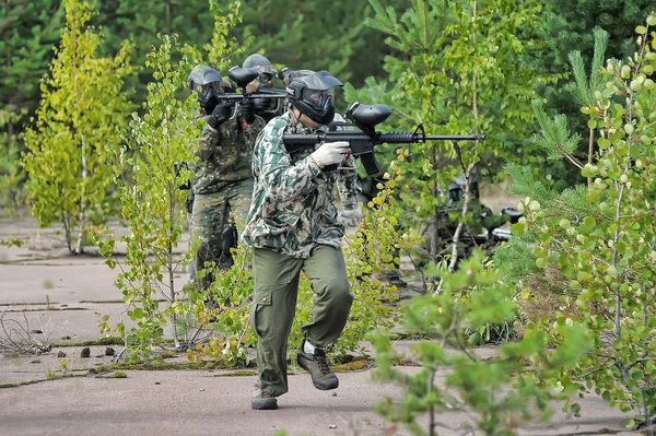 Paintball spor oyuncular bir oyun sırasında — Stok fotoğraf