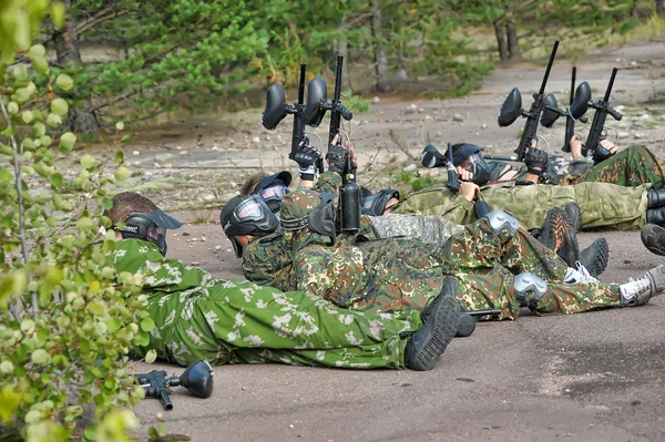 Paintball αθλητισμού παίκτες κατά τη διάρκεια ενός παιχνιδιού — Φωτογραφία Αρχείου