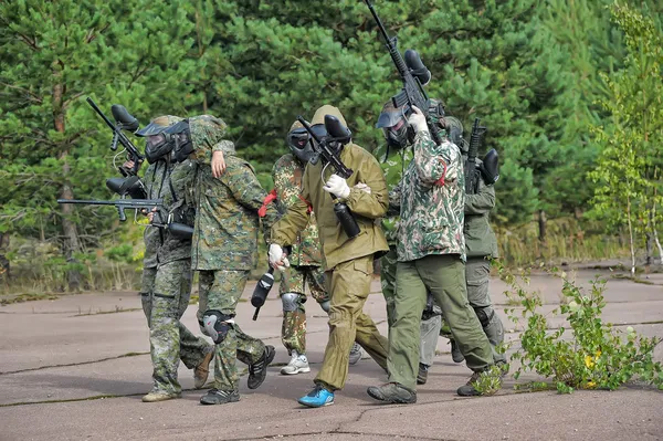 Paintball sport játékosok a játék során — Stock Fotó