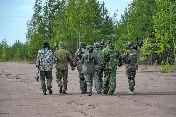 Jogadores de esporte Paintball durante um jogo — Fotografia de Stock