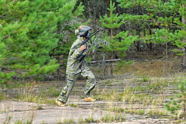 Menschen spielen Paintball — Stockfoto