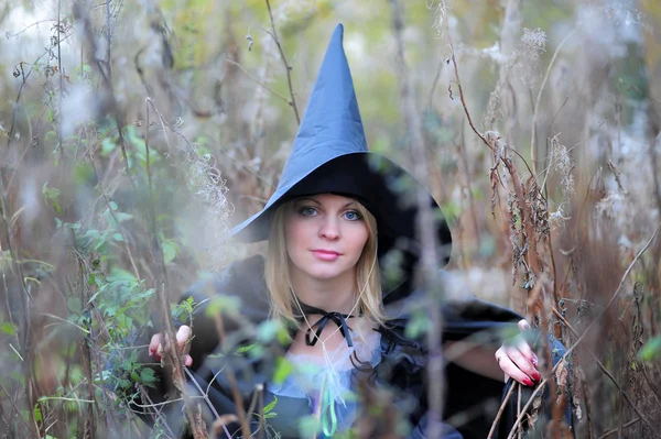 Dívka v kostýmu čarodějnice — Stock fotografie