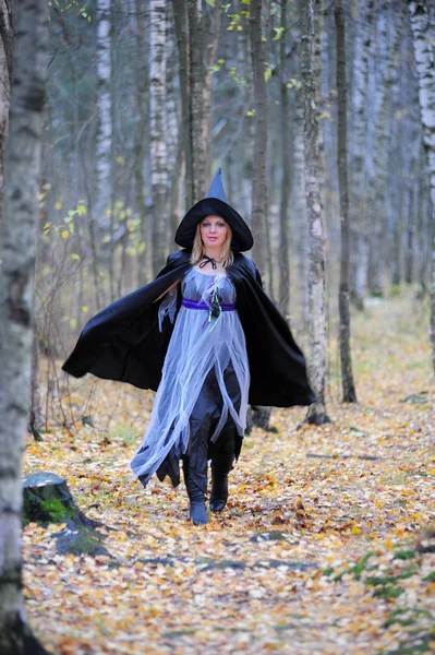 森林里穿着巫婆服装的女孩 — 图库照片