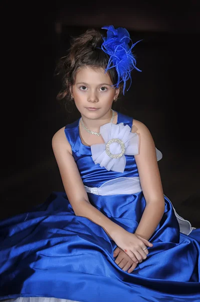 Mädchen in einem smarten blauen Kleid — Stockfoto