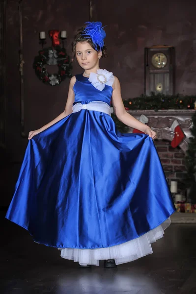 在一件聪明的蓝色连衣裙的女孩 — 图库照片