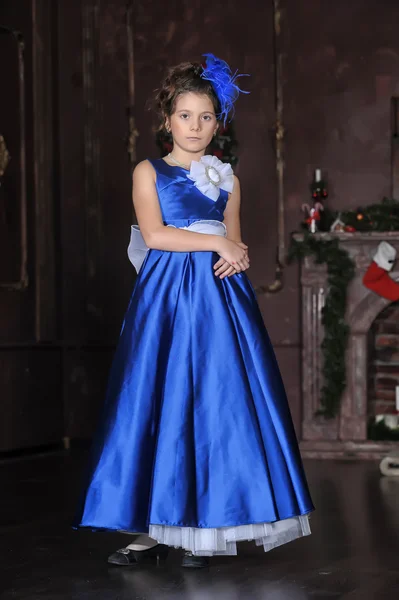 Mädchen in einem smarten blauen Kleid — Stockfoto