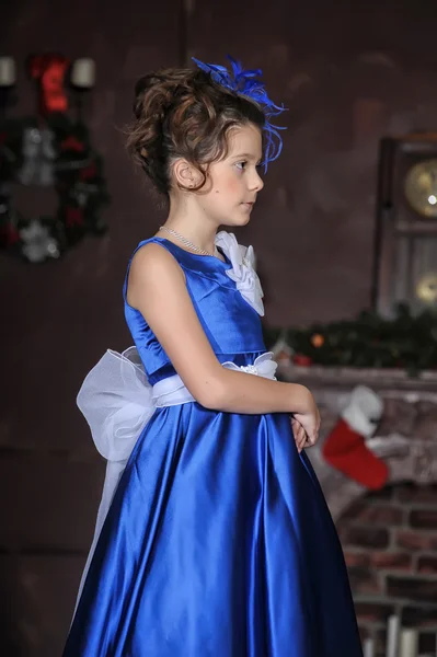Dívka v elegantních modrých šatů — Stock fotografie
