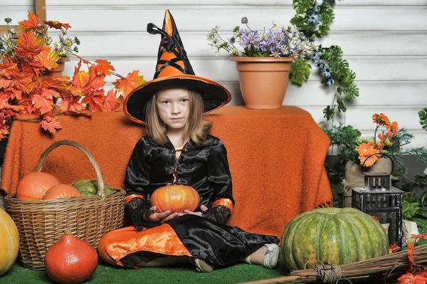 Mädchen im Hexenkostüm an Halloween — Stockfoto