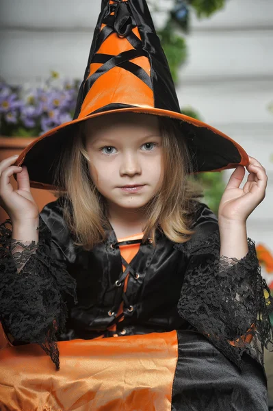 Flicka i häxa klädedräkt på halloween — Stockfoto