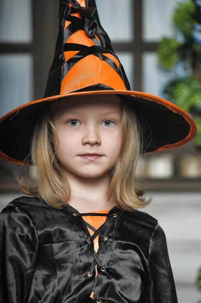 Flicka i häxa klädedräkt på halloween — Stockfoto