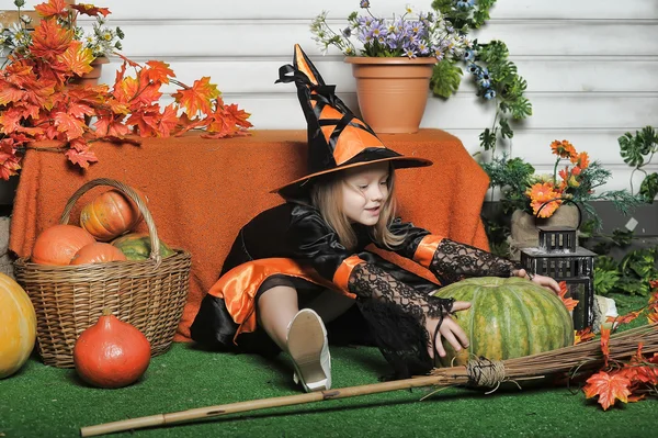 Ragazza in costume da strega ad Halloween — Foto Stock