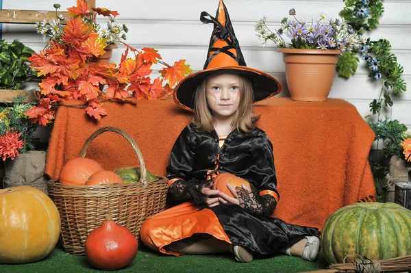 Mädchen im Hexenkostüm an Halloween — Stockfoto