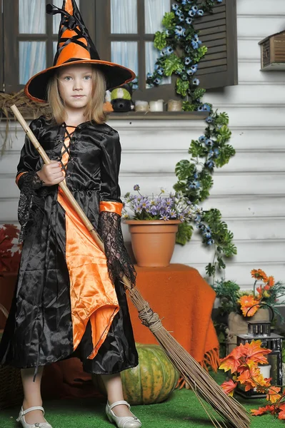 Meisje in heks kostuum op halloween — Stockfoto