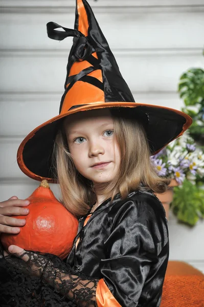 Flicka i häxa klädedräkt på halloween — Stockfoto