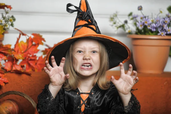 Dziewczyna w czarownica kostium na halloween — Zdjęcie stockowe